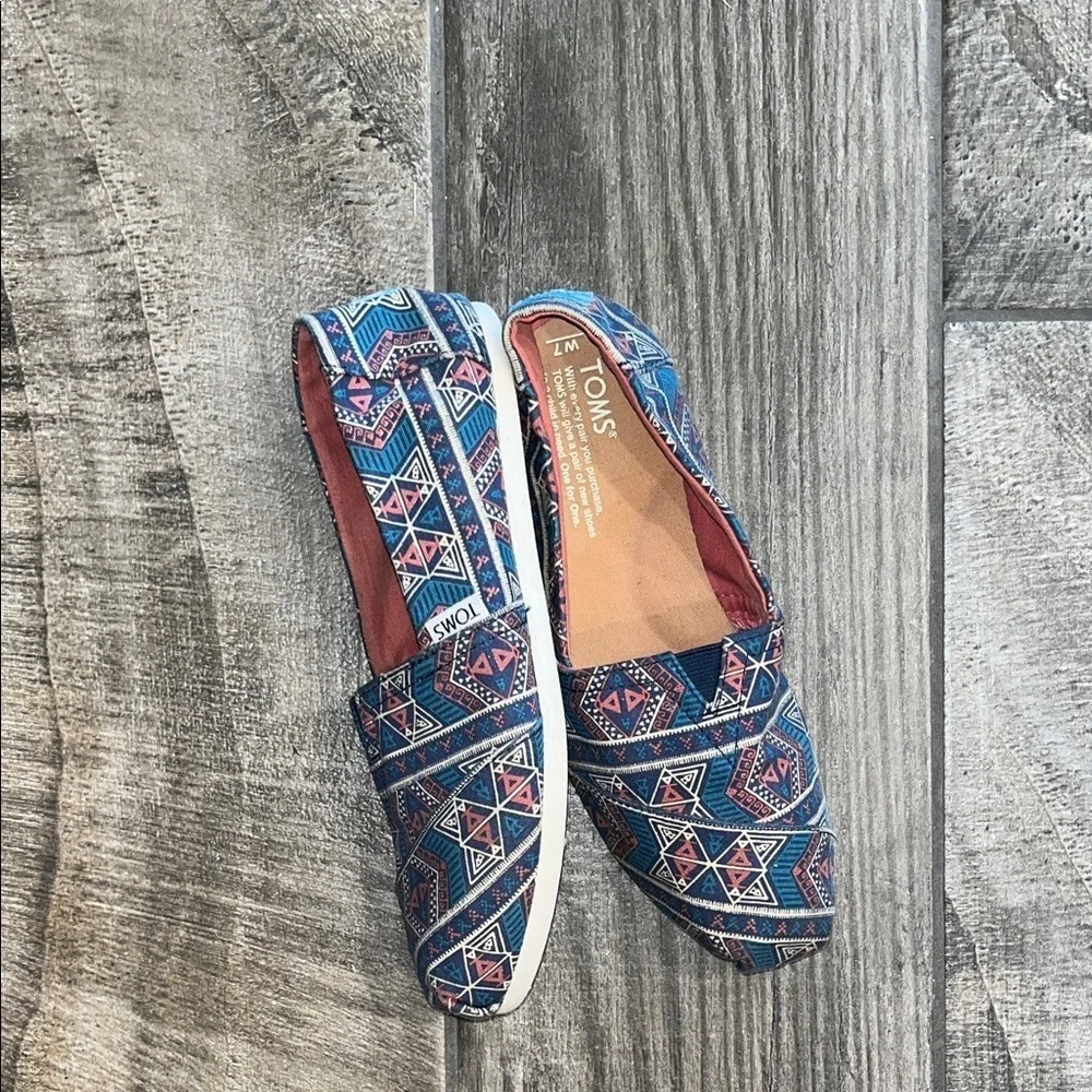 TOMS Women's Geometric Blue Flats